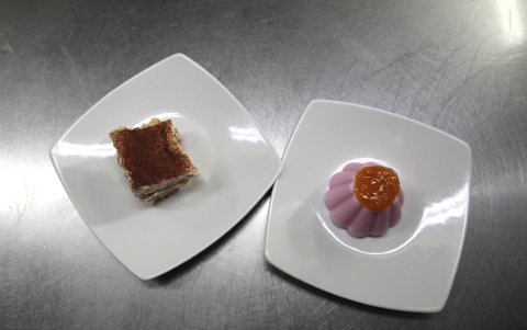 Panna cotta con salsa de uvilla y tiramisú