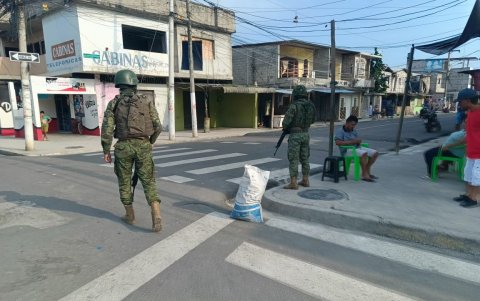 Los militares controlan las calles de los barrios más conflictivos de Puerto Bolívar, Machala.