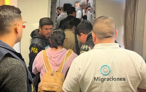 Expulsión y regreso a Ecuador de dos personas cercanas a Fito en Argentina.