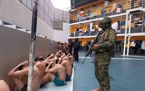 Fotografía cedida por las Fuerzas Armadas de Ecuador, el lunes 8 de enero de 2024, que muestra la intervención en la cárcel Regional del Litoral, en Guayaquil (Ecuador).