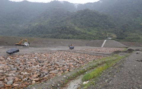 Sistema de protección. A 1,2 km de las obras de captación de agua de la hidroeléctrica, se localiza debajo de las rocas que se observan en la foto, los pilotes señalados en el gráfico anterior.