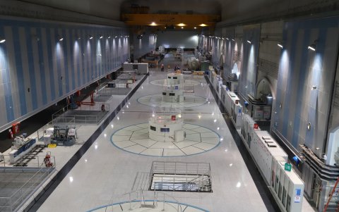 Casa de máquinas. En este lugar se recepta la energía que se extrae de la fuerza del agua para convertirla en electricidad y de ahí distribuirla en el país.