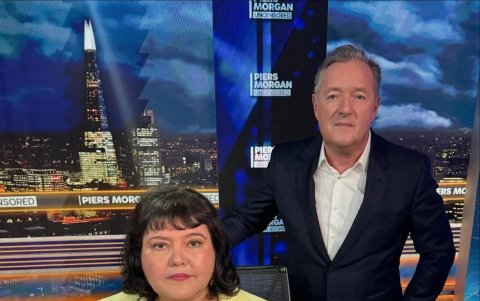 Fiona Harvey junto al entrevistador Pierse Morgan.