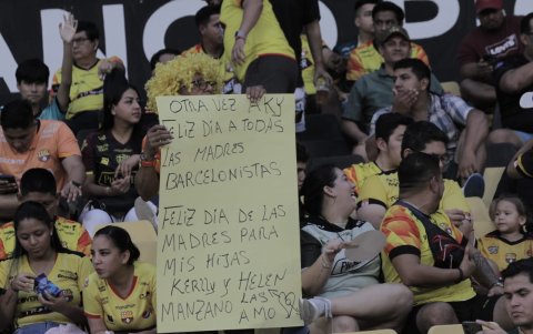 Los hinchas llevaron pancartas por el Día de la Madre al estadio