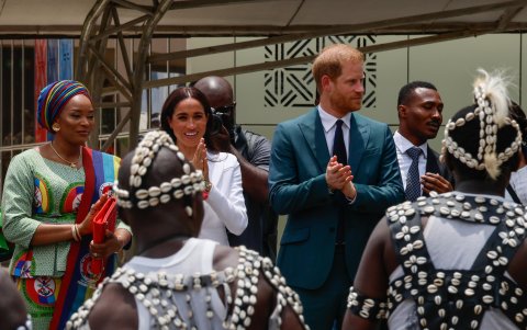 Los duques Harry y Meghan son recibidos en Abuja.