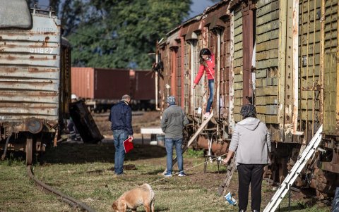 Afectados por las inundaciones se refugian en un tren abandonado este lunes en Concordia (Argentina).