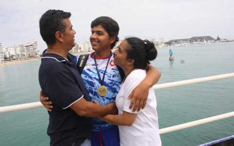 Ariel Torres fue felicitado por sus padres tras ganar en las aguas de Salinas.