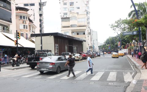 Un paradero de la Metrovía está completamente en desuso