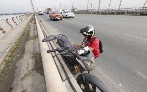 Consecuencias. Conductores que circulan por la zona y caen en baches reportan daños en sus vehículos, como el desprendimiento de las piezas.