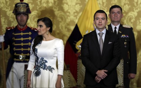 Fotografía de archivo del 23 de noviembre de 2023 del presidente de Ecuador, Daniel Noboa (d), junto a la vicepresidenta, Verónica Abad (i), durante un acto protocolario en el Palacio de Carondeletale