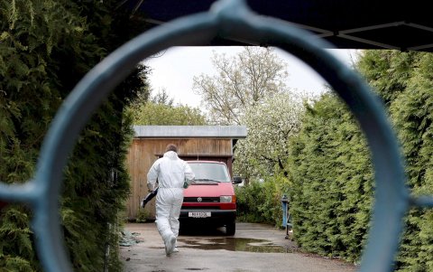 Un investigador llega al edificio de apartamentos en cuyo sótano el técnico electricista jubilado Josef Fritzl mantuvo secuestrada a una hija suya durante 24 años, foto del 6 de mayo de 2008.