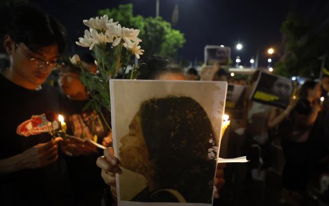 Una persona sostiene una fotografía de la fallecida activista política tailandesa Netiporn Sanesangkhom, frente al Tribunal Penal de Bangkok, Tailandia, el 14 de mayo de 2024.