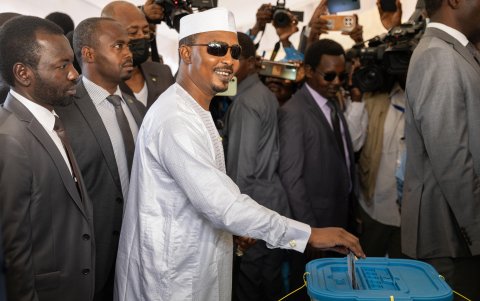El presidente chadiano Mahamat Idriss Deby (C) emite su voto en las elecciones presidenciales en Yamena, Chad, 06 de mayo de 2024.