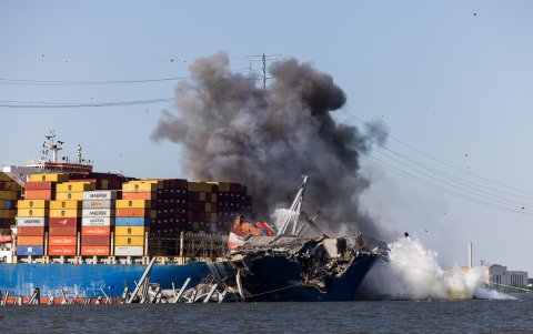 Ingenieros detonan explosivos controlados para eliminar un tramo de acero del puente Key de la proa del buque portacontenedores Dali en Baltimore, Maryland.