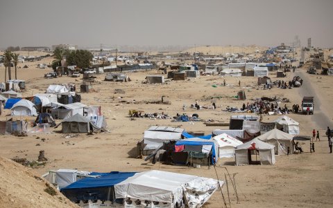 Palestinos desplazados internos se preparan para partir con sus pertenencias