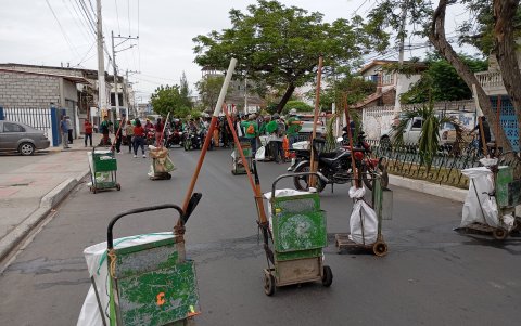 Durante estos meses, los trabajadores encargados de la limpieza en Playas paralizaron también sus actividades ante la falta de pago de sus sueldos.