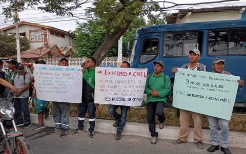 Los trabajadores de Emaplayas llegaron con carteles. En total, son 83 los afectados.