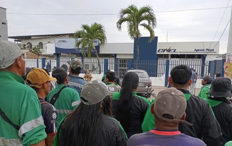 Los trabajadores llegaron hasta las instalaciones de CNEL en busca de respuestas.