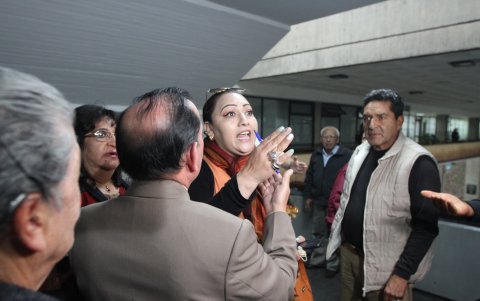 Los vecinos reclamaron por las declaraciones del edil, en los pasillos del edificio municipal.