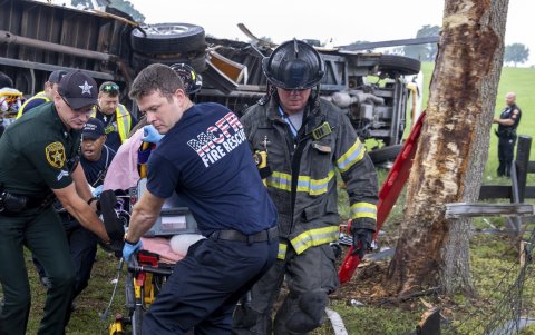 Marion, Florida. Unidades de bomberos acuden al lugar del accidente. Socorristas rescatan a las víctimas.