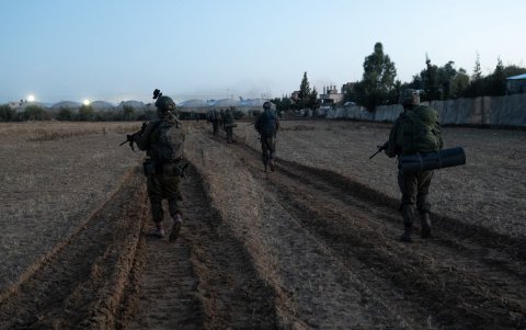 Las  tropas terrestres israelí intensifican su ofensiva militar tanto en Rafah, en el sur del enclave, como en el campo de refugiados de Yabalia, en el norte.