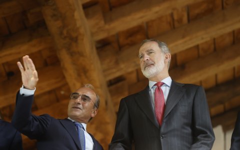 El presidente de la Fundación Chillida Belzunce y el rey durante la exposición