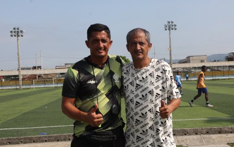 Los hermanos Orlando (i) y Omar Mieles descubrieron y entrenaron al volante guayaquileño durante 4 años.