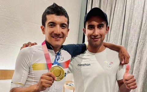 Richard Carapaz tuvo el apoyo de Jhonatan Narváez para ganar la medalla de oro en Tokio 2020+1.