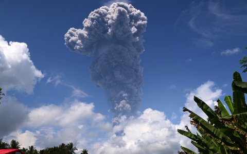 Espesas cenizas grises y nubes oscuras arrojadas desde el monte Ibu en la provincia de North Maluku, Indonesia, el 15 de mayo de 2024.