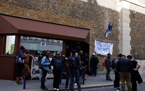 Una pancarta que dice