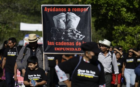 Sobrevivientes y familiares de víctimas de la masacre El Mozote que conmemoraron el 41 aniversario del suceso, perpetrado por el ejército salvadoreño en 1981, en Meanguera (El Salvador).
