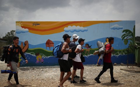 Migrantes llegan a una estación de recepción migratoria luego de cruzar la selva del Darién con rumbo a los Estados Unidos.