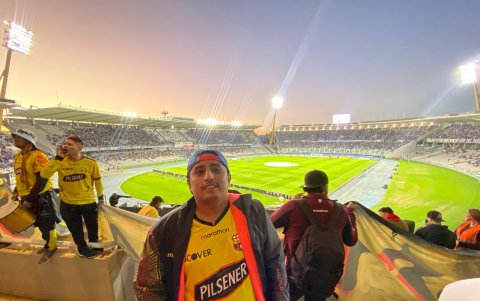 Juan Francisco Anchundia cuando vio el partido de Barcelona ante Talleres en Argentina.