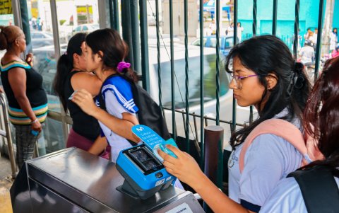 Los alumnos de escuelas y colegios utilizan constantemente la Metrovía.