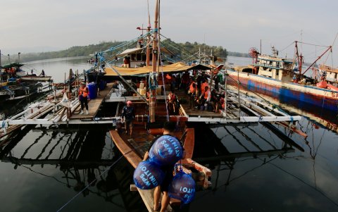 Un barco filipino parte de la flotilla civil que zarpó hacia el atolón de Scarborough, en el mar de China Meridional, cuya soberanía reclaman Manila y Pekín.