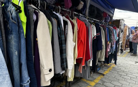 La ropa de segunda mano es uno de los principales productos de estos mercados.