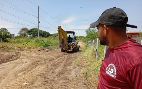 Los habitantes, con recursos propios, buscan la manera de habilitar una nueva vía que los conduzca a una zona del balneario más segura.