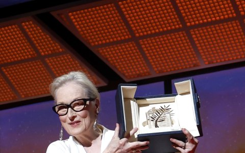 La actriz con el premio.