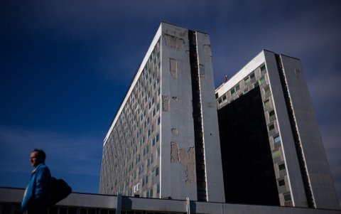 Una mujer camina junto al Hospital Universitario F. D. Roosevelt, donde el primer ministro eslovaco, Robert Fico, está siendo tratado tras recibir varios disparos, en Banska Bystrica.