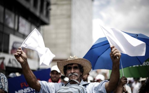 La protesta, en contra de las políticas agrícolas y monetarias del Gobierno, reclamaban por la caída de más del 25 % de la cotización del dólar con respecto a la moneda local.