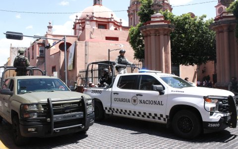 Guardia Nacional y el Ejercito Mexicano hacen presencia en el lugar donde se realiza el funeral de la aspirante a alcaldesa Bertha Gisela Gaytán, asesinada a balazos tras su primer mitin de campaña.