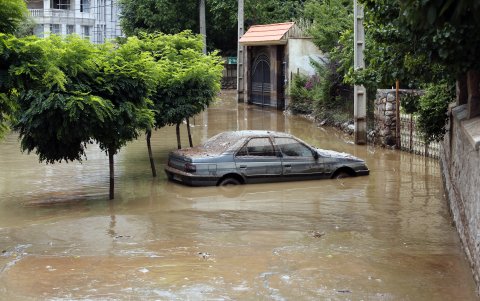 Se observa un  espacio urbano bajo agua. Al menos 40 familias han sido evacuadas de sus viviendas y trasladadas a sitios como mezquitas mientras mejora la situación.