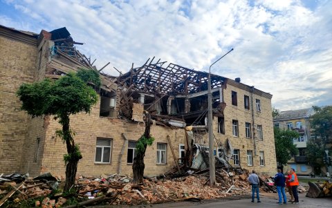 Así se observan los daños en un edificio de Járkov tras los ataques de Rusia.
