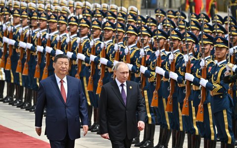 El presidente ruso Vladimir Putin (der) asiste a una ceremonia de bienvenida con el presidente chino Xi Jinping frente al Gran Salón del Pueblo en Beijing, China, el 16 de mayo de 2024.