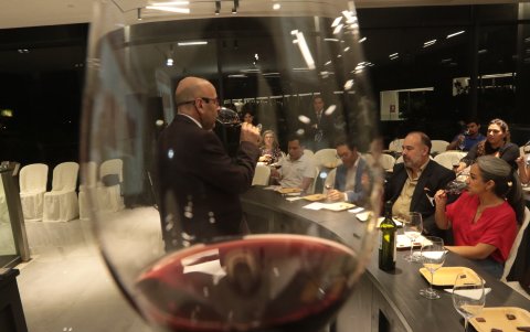 La experiencia, dirigida por el enólogo Pablo Conselmo, se convirtió en el abreboca de lo que se aprenderá en la Certificación para Sommelier Profesional que tendrá la UEES.