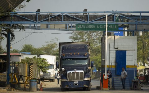 Un camión proveniente de Honduras realiza el registro migratorio para ingresar a Guatemala en la frontera de El Corinto.
