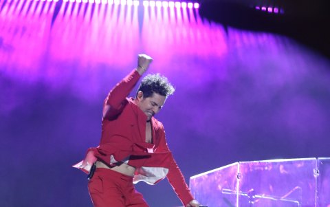 David Bisbal y sus clásicas acrobacias sobre el escenario.