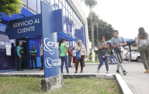 Decenas de ciudadanos acudieron a la matriz de CNEL en La Garzota, para presentar sus quejas.