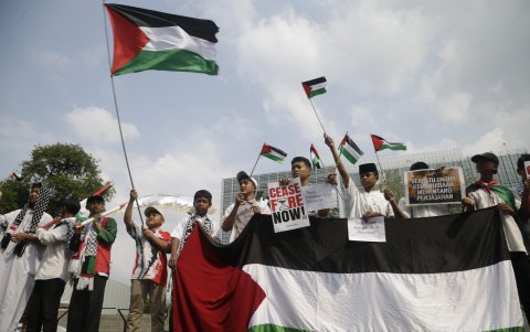 Activistas musulmanes indonesios sostienen pancartas que dicen 