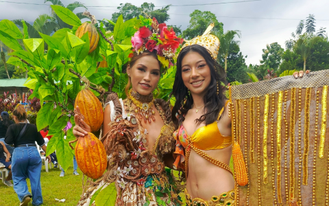 Danna Purcachi representó la cosecha del cacao y Thais Rosero, lució sus prendas con atuendos del maíz.